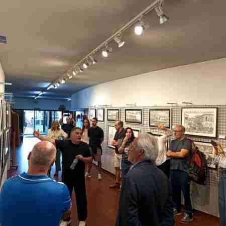 Inauguración de la exposición Torre de Hércules – Baixo á túa luz de Segun Viana en el Club del Mar
